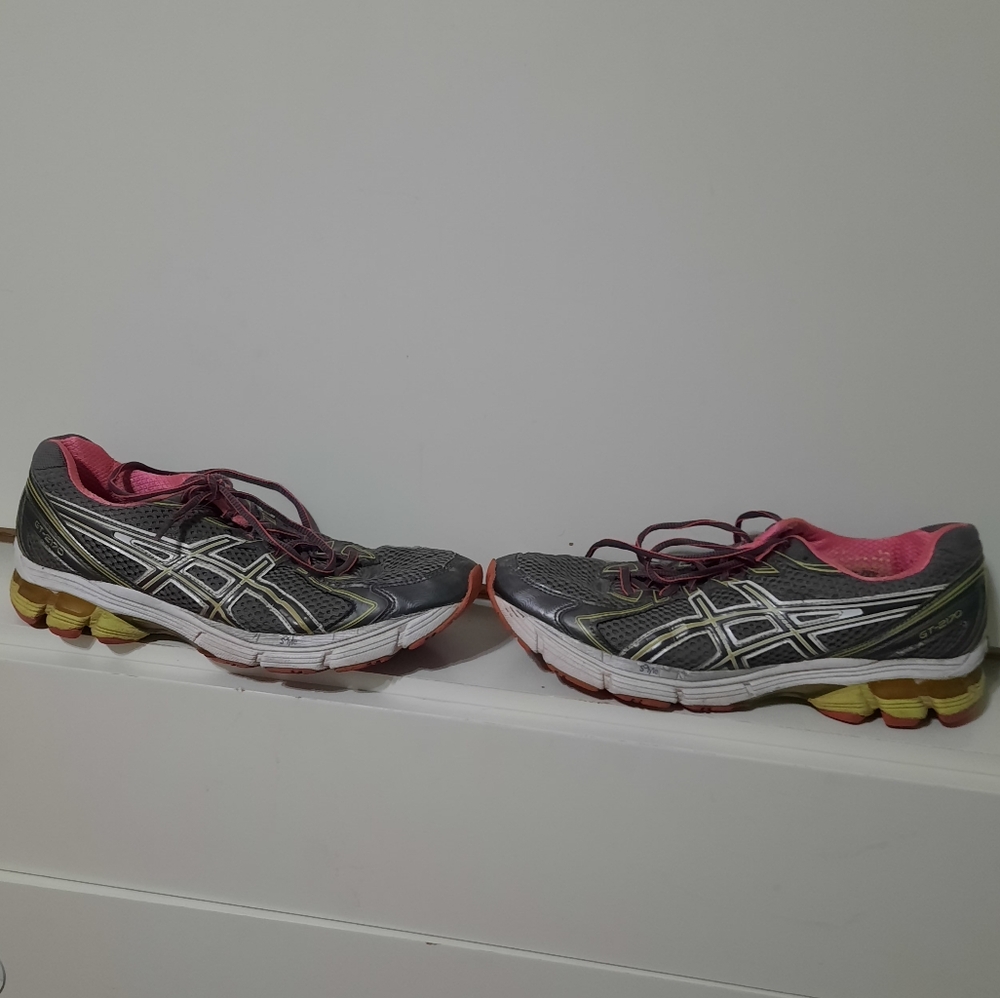 Gel running shoes